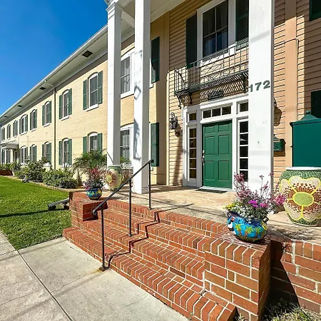Cozy Quiet St Augustine Private Condo - 2Bed, 1 Bath, Sleeps 6, Steps To Historic St Augustine Center & All Tourist Attractions, Restaurants, Cafes, Backyard, Porch